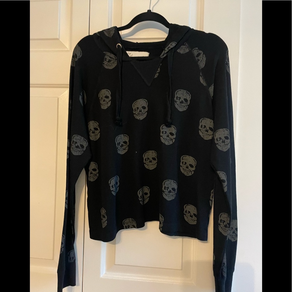 Women’s long sleeve crop skull shirt never worn